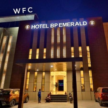 Hotel B P Emerald Матхура Экстерьер фото