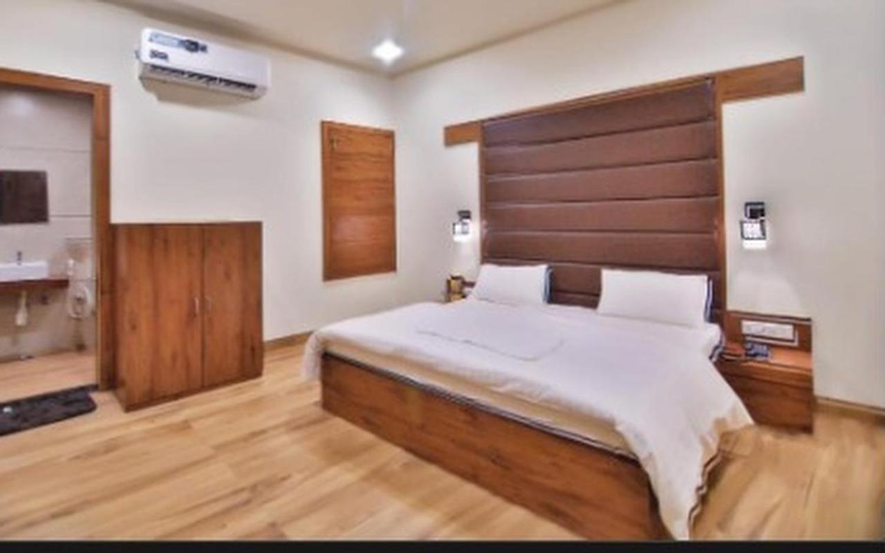 Hotel B P Emerald Матхура Экстерьер фото