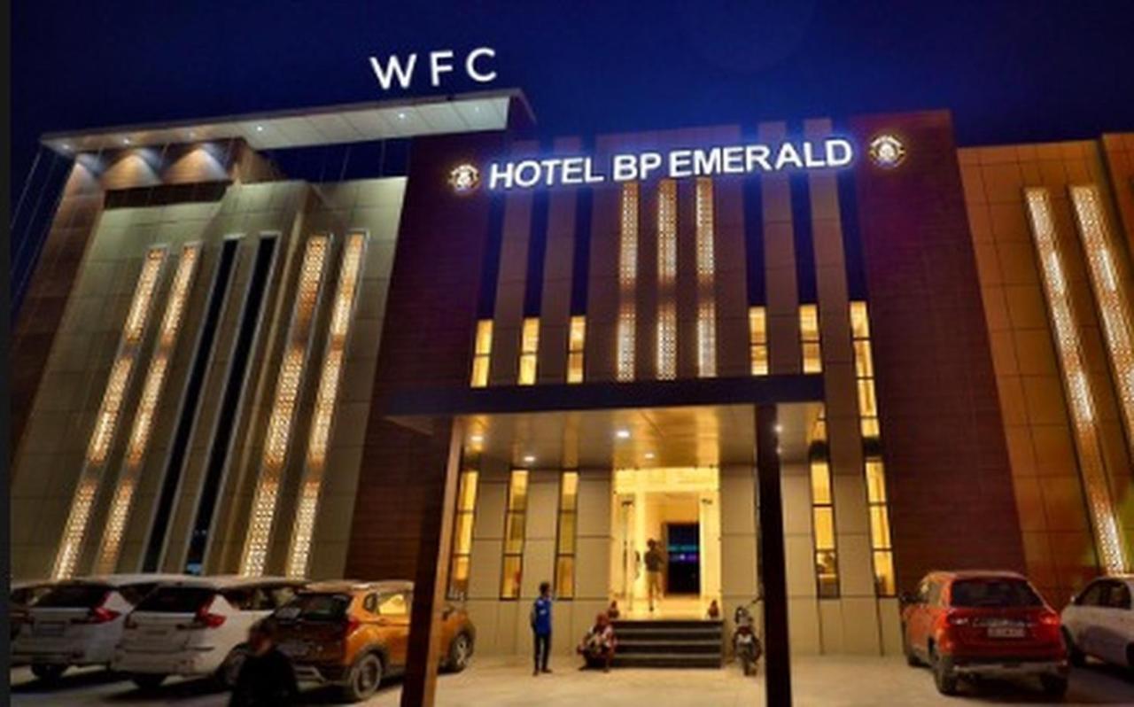 Hotel B P Emerald Матхура Экстерьер фото