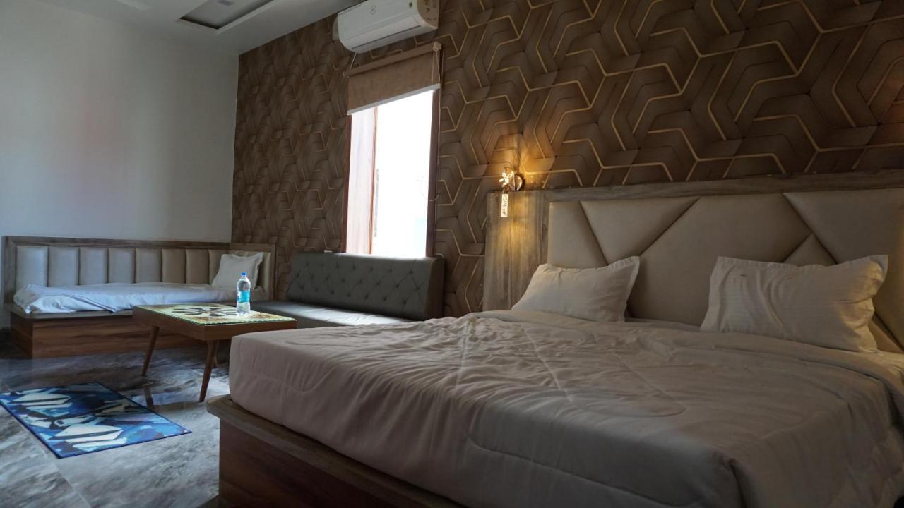 Hotel B P Emerald Матхура Экстерьер фото