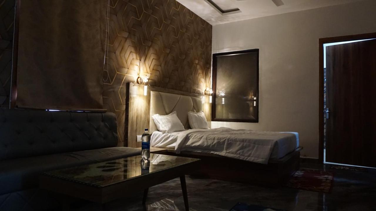 Hotel B P Emerald Матхура Экстерьер фото