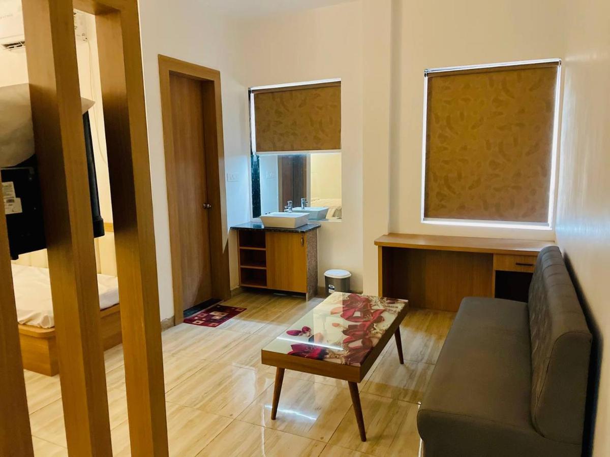 Hotel B P Emerald Матхура Экстерьер фото
