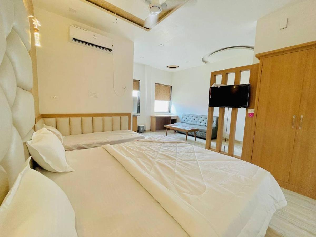 Hotel B P Emerald Матхура Экстерьер фото
