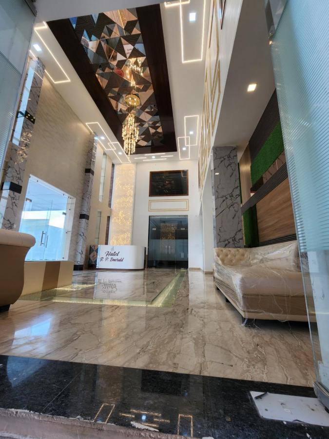 Hotel B P Emerald Матхура Экстерьер фото