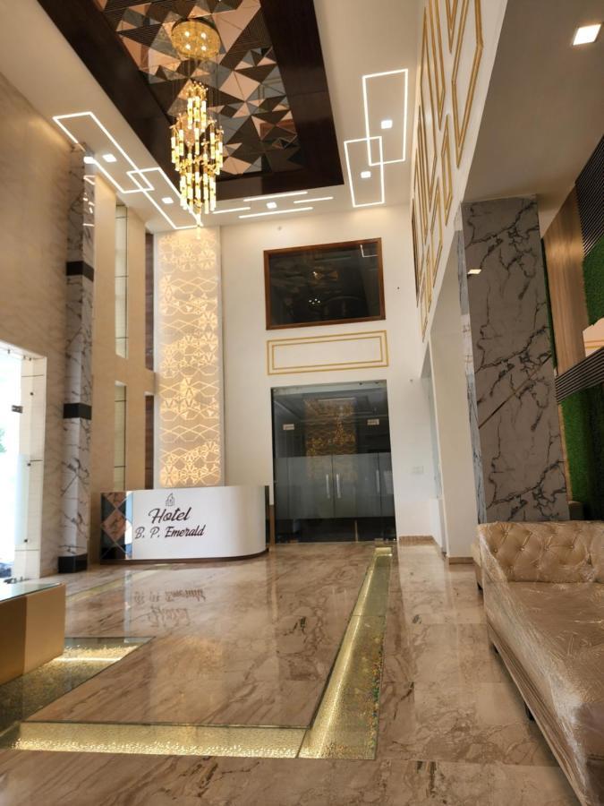 Hotel B P Emerald Матхура Экстерьер фото