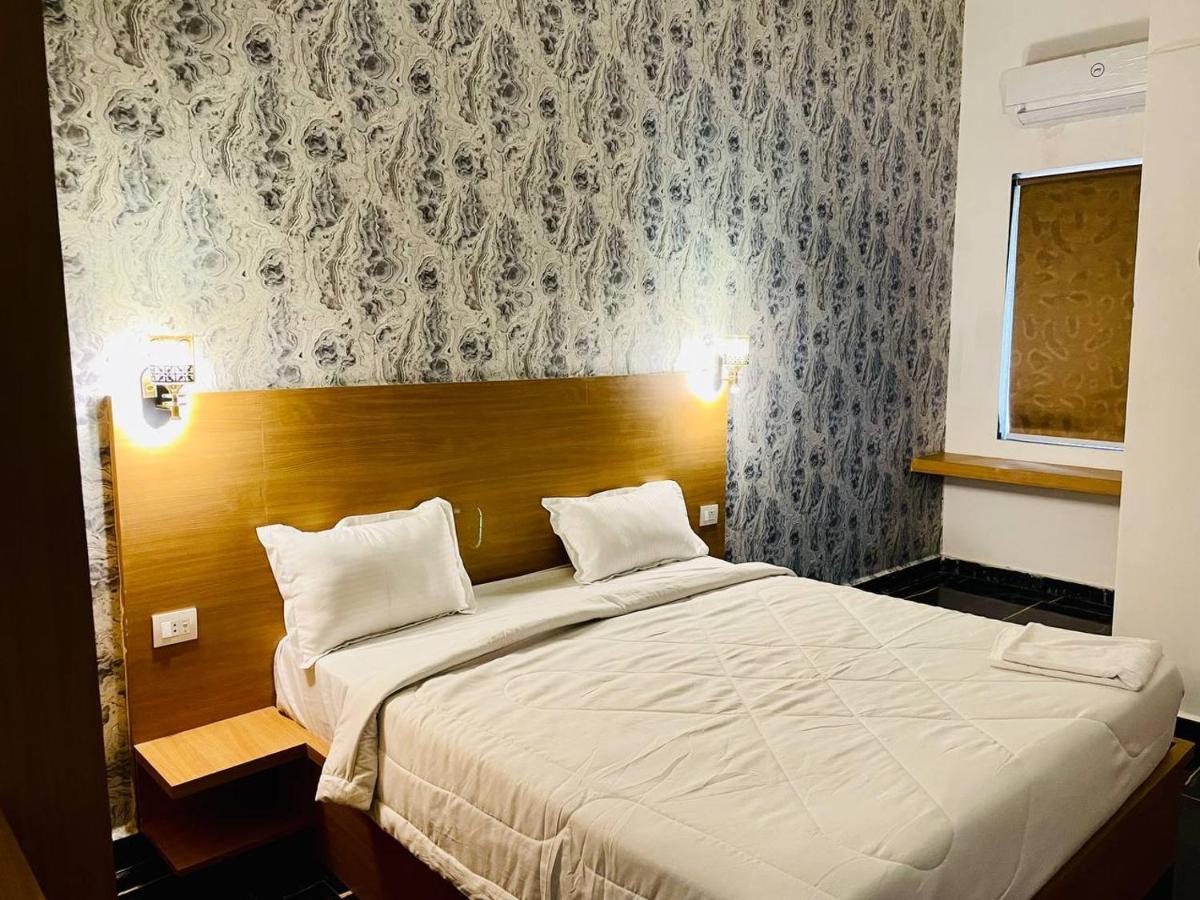 Hotel B P Emerald Матхура Экстерьер фото